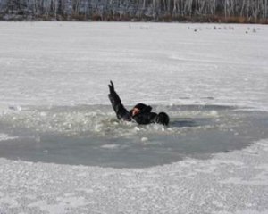 Подростки провалились под лед, есть погибший