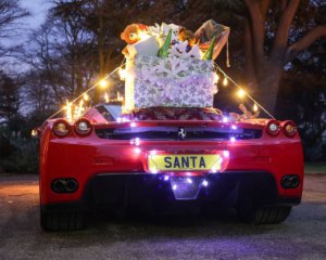 Святой Николай развозит подарки на Ferrari Enzo
