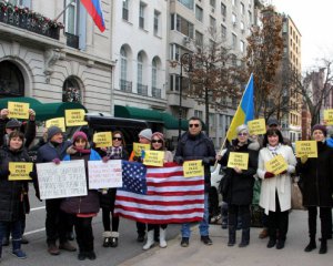 Сенцова требовали освободить под российским консульством в США