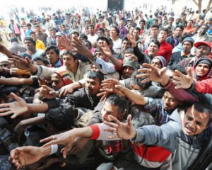 Толпа мигрантов ранил 50 пограничников