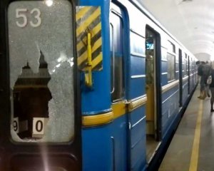 Женщина бросилась под поезд метро
