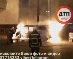 Возле станции метро взорвался микроавтобус