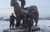 В России сделали гигантского петуха из навоза