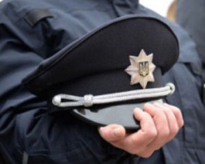 "Полицейские" отобрали у мужчины паспорт и вымогали деньги