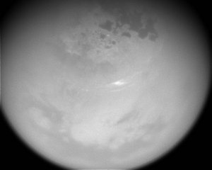 NASA показали первое фото облаков спутника Сатурна