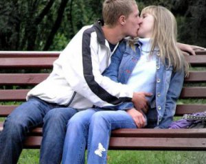 Вчені встановили ідеальний вік для першого сексу