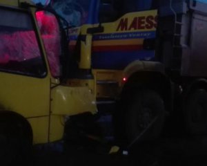 Вантажівка в сутінках вдарила маршрутку: є постраждалі