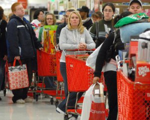 Продавцы рассказали, как обманывают покупателей во время праздников