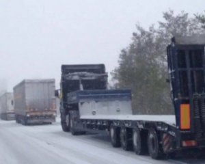 Непогода с сильным ветром и морозами: грузовикам ограничили движение
