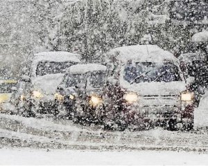 Автобусы и военную технику засыпало полуметровым снегом: к людям не могут добраться спасатели