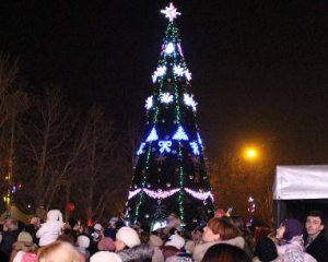 В Крыму возле главной елки поют песни &quot;Океана Ельзи&quot;