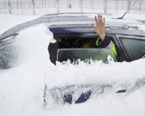 Із замету витягли авто з жінкою, яка їхала народжувати