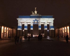 Бранденбурзькі ворота перефарбували в кольори ізраїльського прапора