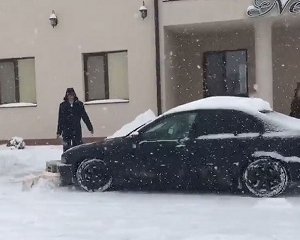 Умелец превратил BMW в снегоуборщик