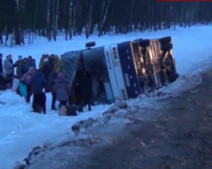 Перекинувся автобус з дітьми: є поранені