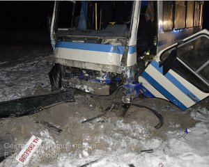 Рейсовий автобус врізався у стовп: є жертви