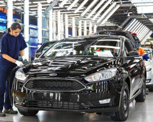 На конвейер завода Ford подбрасывают сломанные детали