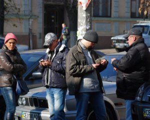 &quot;За день маємо 10 тисяч гривень&quot; — валютник розповів про заробітки на чорному ринку