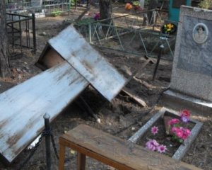 Затримали вандалів, які торгували парканами з кладовища