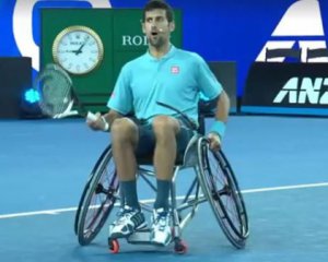 Новак Джокович сыграл матч в инвалидной коляске