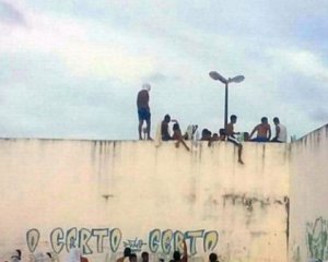 У Бразилії тюремні банди захопили в&#039;язницю та калічать один одного