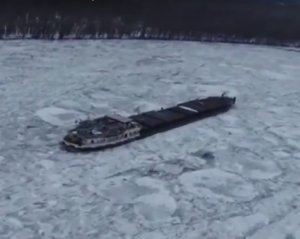 Корабель замерз посеред річки, в екіпажа закінчуються харчі
