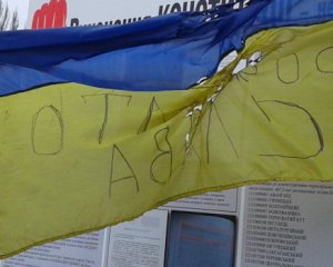 У стелы бойцов АТО поиздевались над флагом Украины