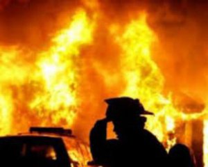 Мужчина поджег жену и двух детей