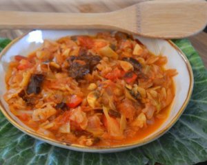 Бигос без мяса тушат с черносливом