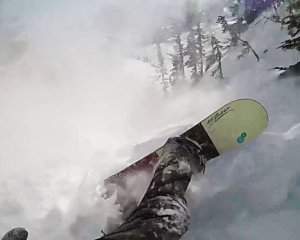 Сноубордист попал в лавину и выжил