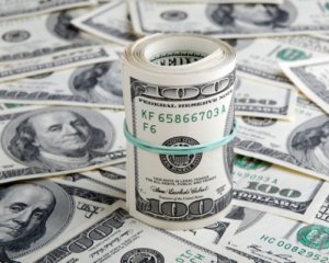 Нацбанк продолжает поднимать курс доллара
