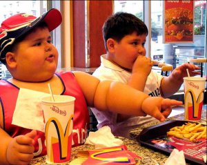 Критика ребенка за &quot;жирную попу&quot; способствует ожирению