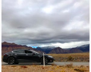 Владелец Tesla не смог завести авто посреди пустыни