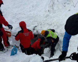 Лавина в Італії: рятувальники не хотіли їхати дві години