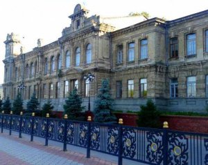 У гімназії впав дах