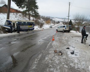 В столкновении автобуса и фургона пострадали 8 человек