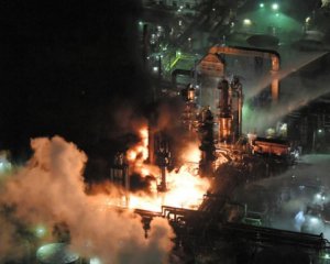 Горит нефтеперерабатывающий завод