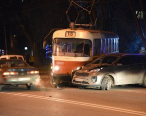 Трамвайный вагон протаранил 5 автомобилей