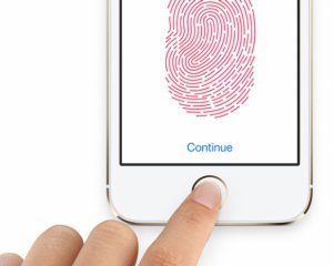 Стало відомо, чому Apple відмовиться від сканеру відбитків пальців