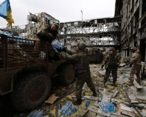 &quot;Ложились на броню и рагоужали БТР под обстрелами&quot;: появилось новое видео с Донецкого аэропорта