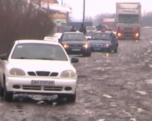 &quot;Сніг розтав - хтось дорогу вкрав&quot; - активісти присвятили пісню Автодору