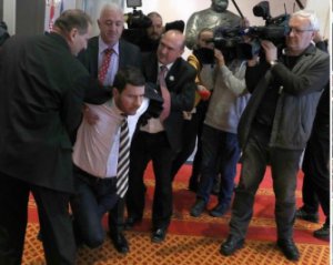Адептов Путина вынесли из парламента Хорватии