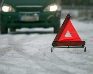 На трасі перекинувся автобус: є постраждалі