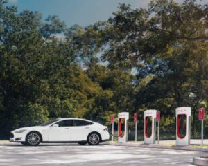 В Tesla сообщили, когда будут зарядные станции в Украине