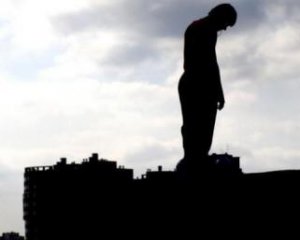 Підліток стрибнув із даху багатоповерхівки