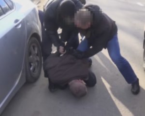 Затримали поліцейського, який продавав наркотики