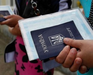Окупанти звільняють з роботи за український паспорт