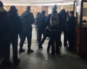 На метро Майдан Незалежності до турнікетів утворилися черги