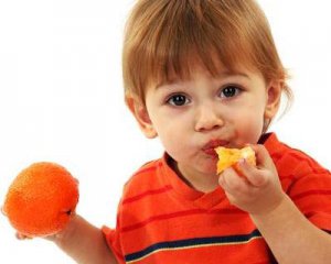 Злоупотребление мандаринами отравляет желудки детей