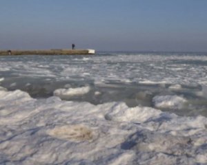 Залив неожиданно покрылся льдом